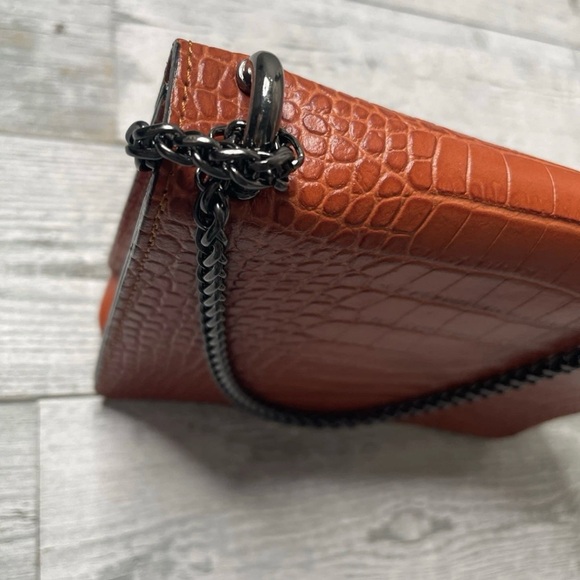 Elegant Brown Croc-Embossed Crossbody Bag - Picture 7 of 8